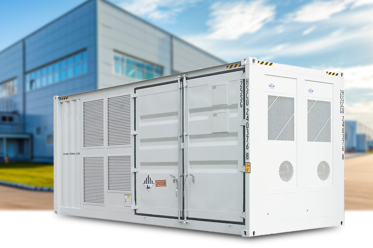 Industrie-Stromspeicher 1,2 MWh im Outdoor-Schaltschrank Container-Stromspeicher auf Industrieareal – 1,2 MWh Kapazität und 500 kW Leistung für gewerbliche Anwendungen