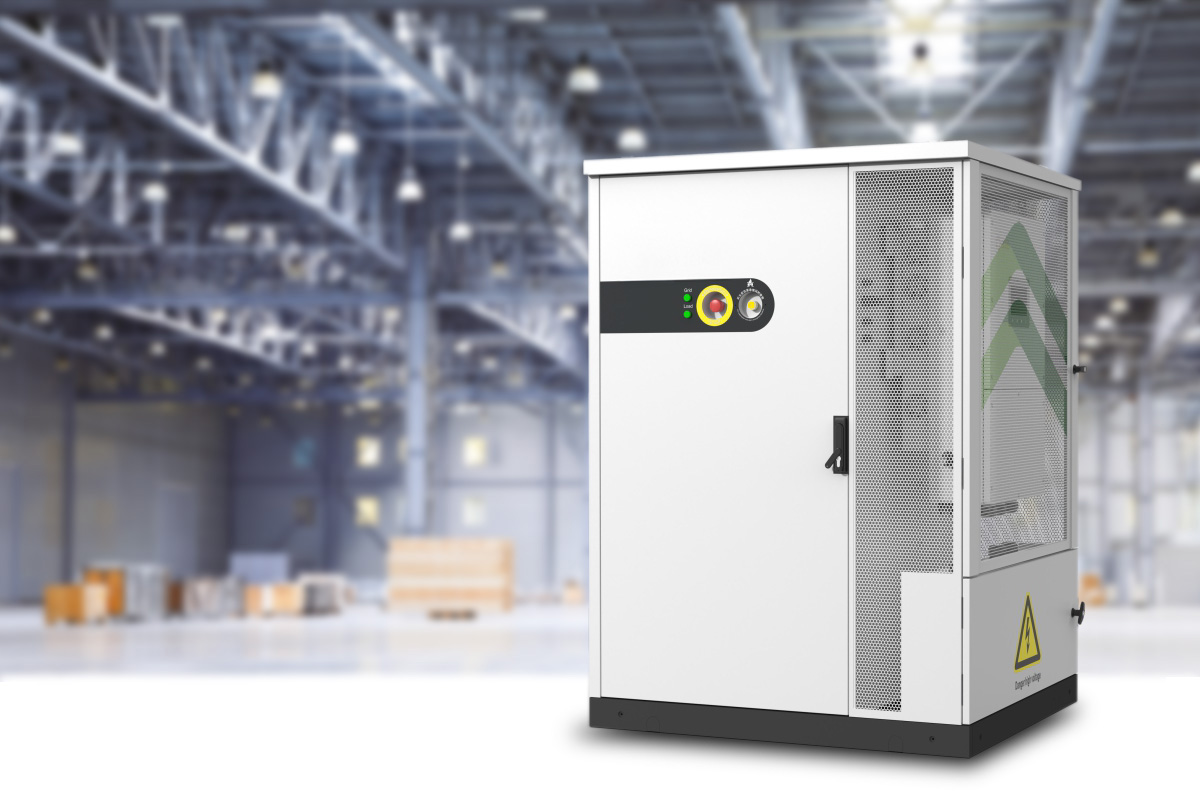 Gewerblicher Stromspeicher 50–120 kWh – Kompakte All-in-One Lösung für Industrie und Gewerbe All-in-One Stromspeichersystem in Industriehalle – geeignet für gewerbliche Anwendungen mit 50 bis 120 kWh Kapazität