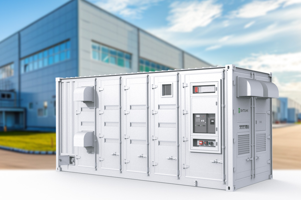 Industrie-Stromspeicher 1,2–2,4 MWh im 20-Fuß-Container – netzfähige Großlösung für Industrie Weißer Industrie-Stromspeicher im Containerdesign vor einem modernen Gewerbebau – geeignet für Netzanbindung und Großverbraucher