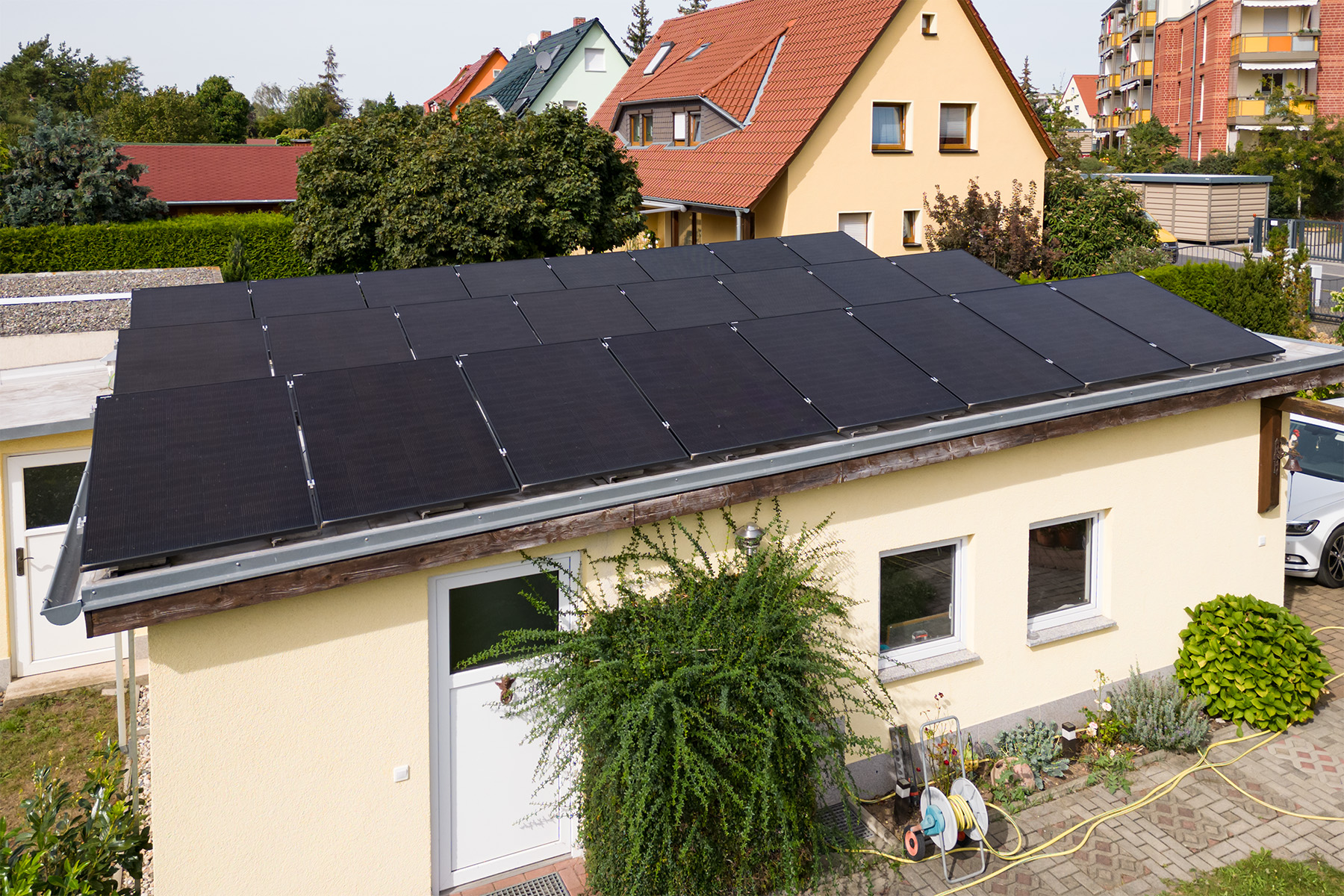 002-pv-anlage-24-module-10kwp-10kw-speicher-artikel 9,9 kWp SolarAnlage auf Doppelgarage in Coswig - mit Stromspeicher
