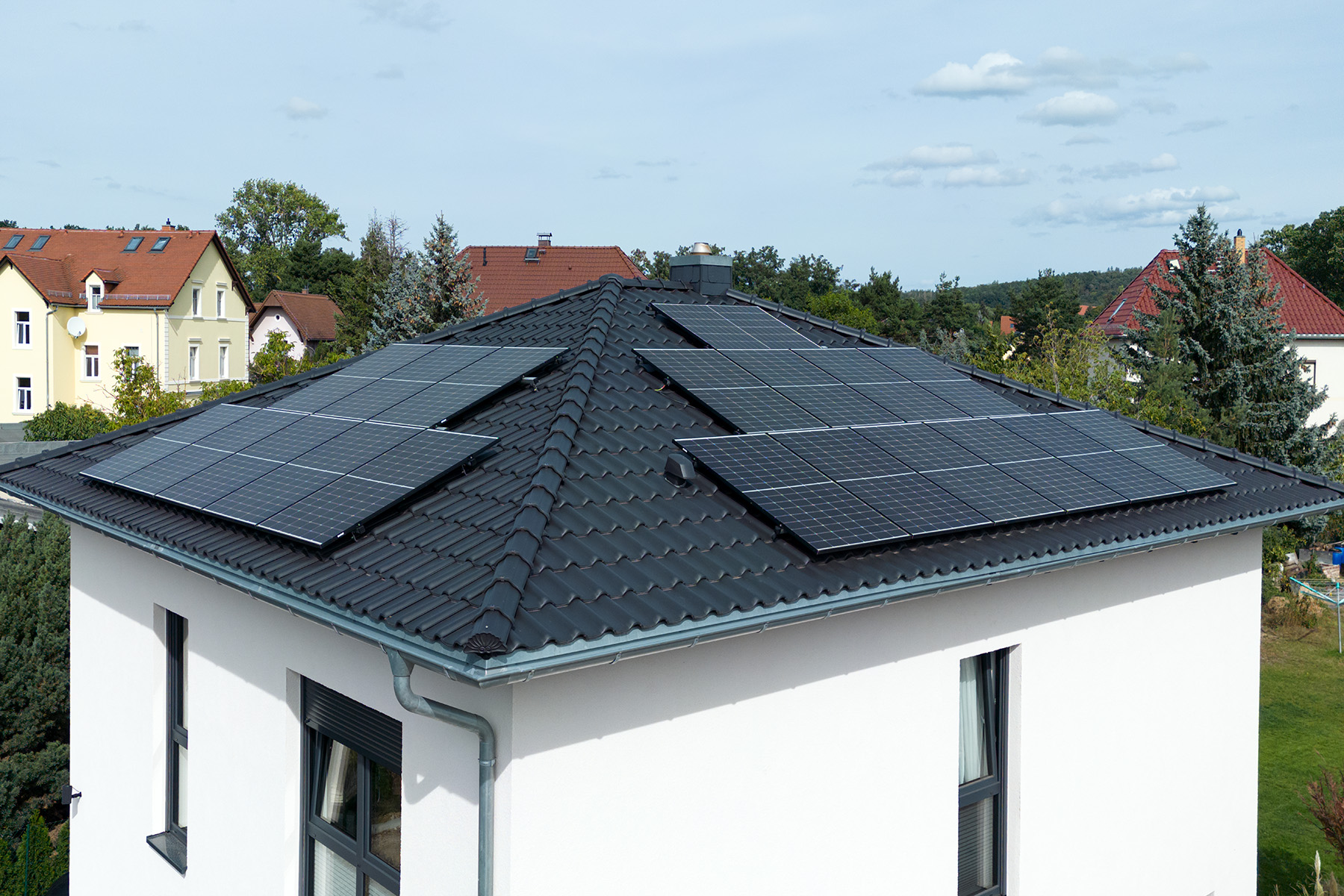 003-pv-anlage-27-module-10kwp-10kw-speicher-artikel 11 kWp PV-Anlage in Coswig - mit Speicher auf Zeltdach mit 3 Seiten-Ausrichtung