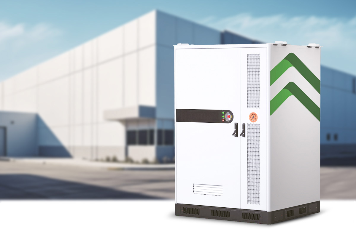 Gewerblicher Stromspeicher 241 kWh – Outdoor-fähiges System mit 125 kW Leistung Stromspeichersystem im Außenbereich eines Industriegebäudes – CI-125/241-Y mit 241 kWh und 125 kW Leistung